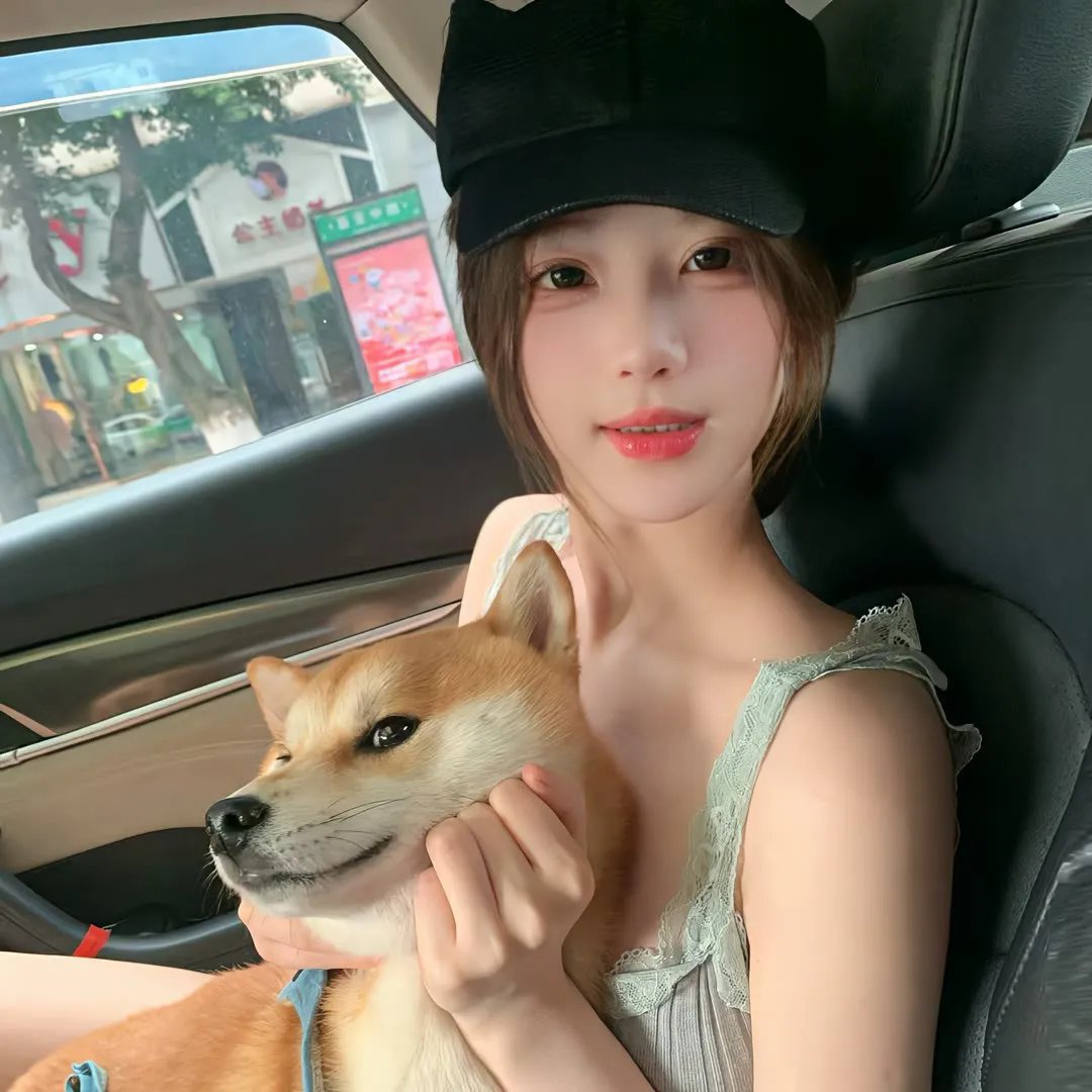 给小酒馆女子喝高杯酒